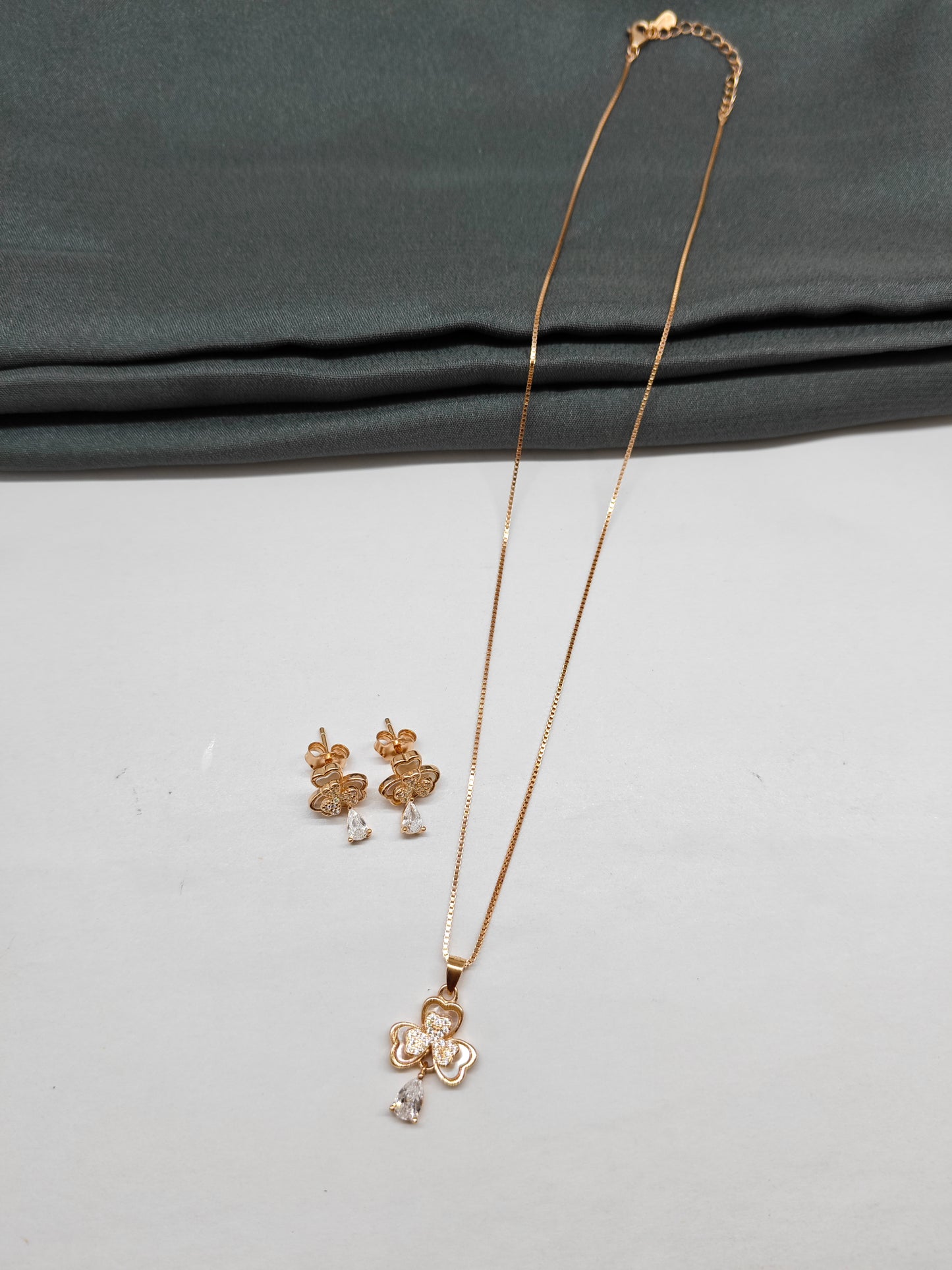 925 Silver Rose Gold Colour MOP In Flower Design With Stone Set