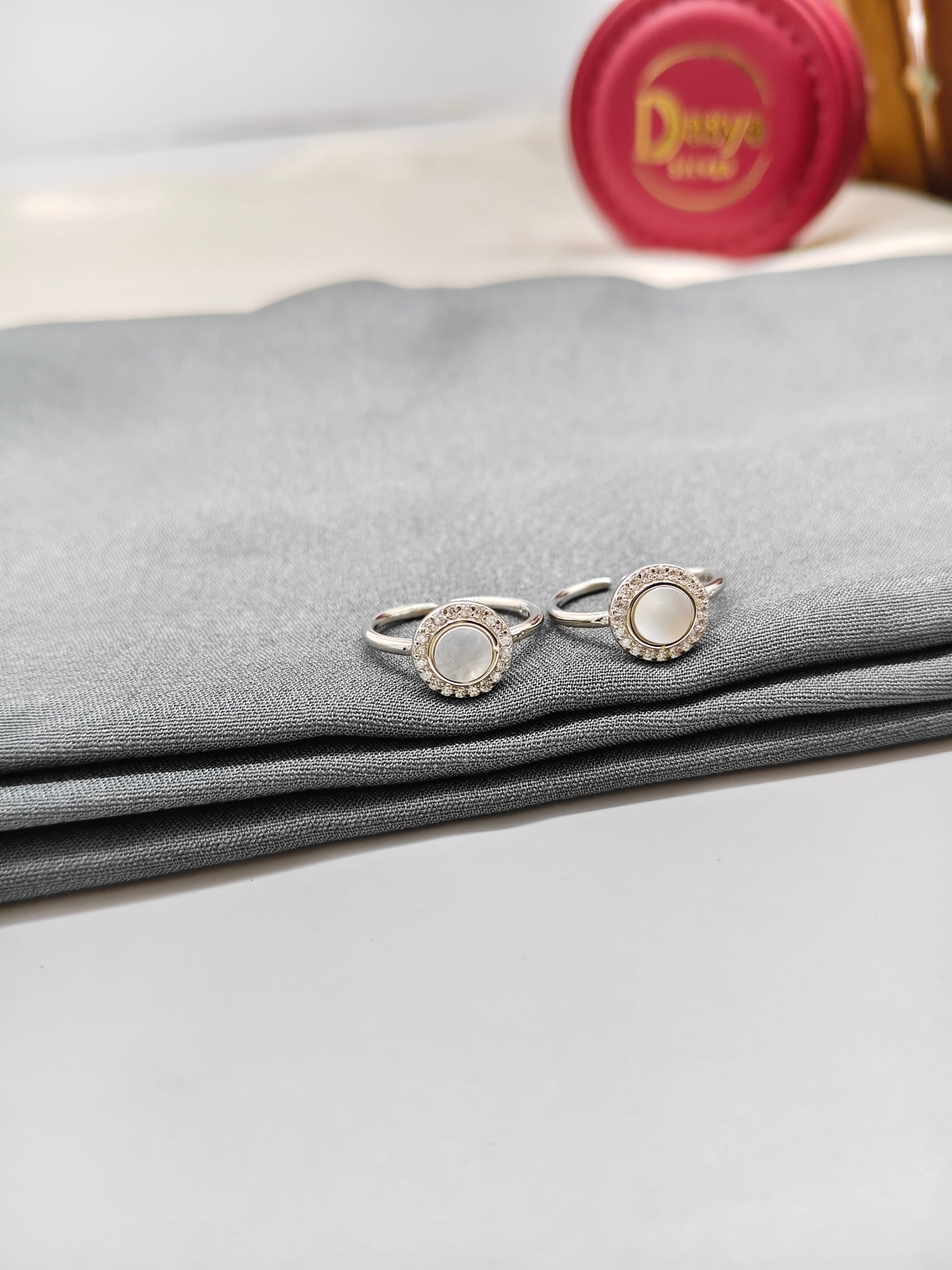 925 Silver MOP With White Stone Round Design Toe Rings
