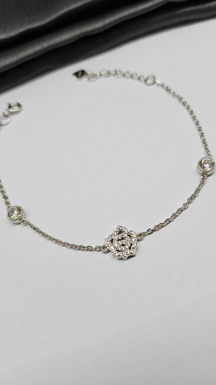 925 Silver In Regular Colour 2 White Stone Flower Design Bracelet