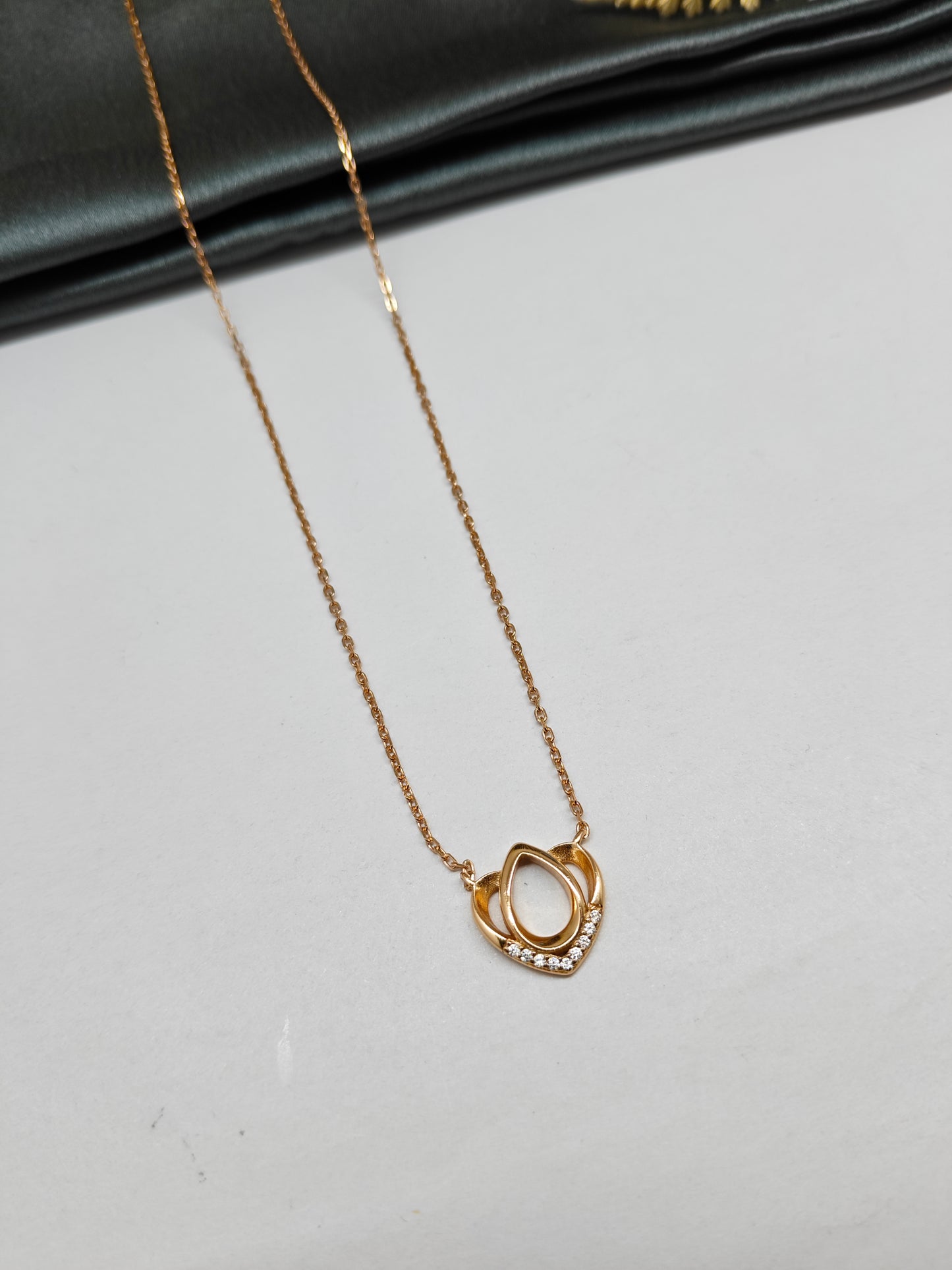 925 Silver Rose Gold Colour Crown Design White Stone Chain Pendant