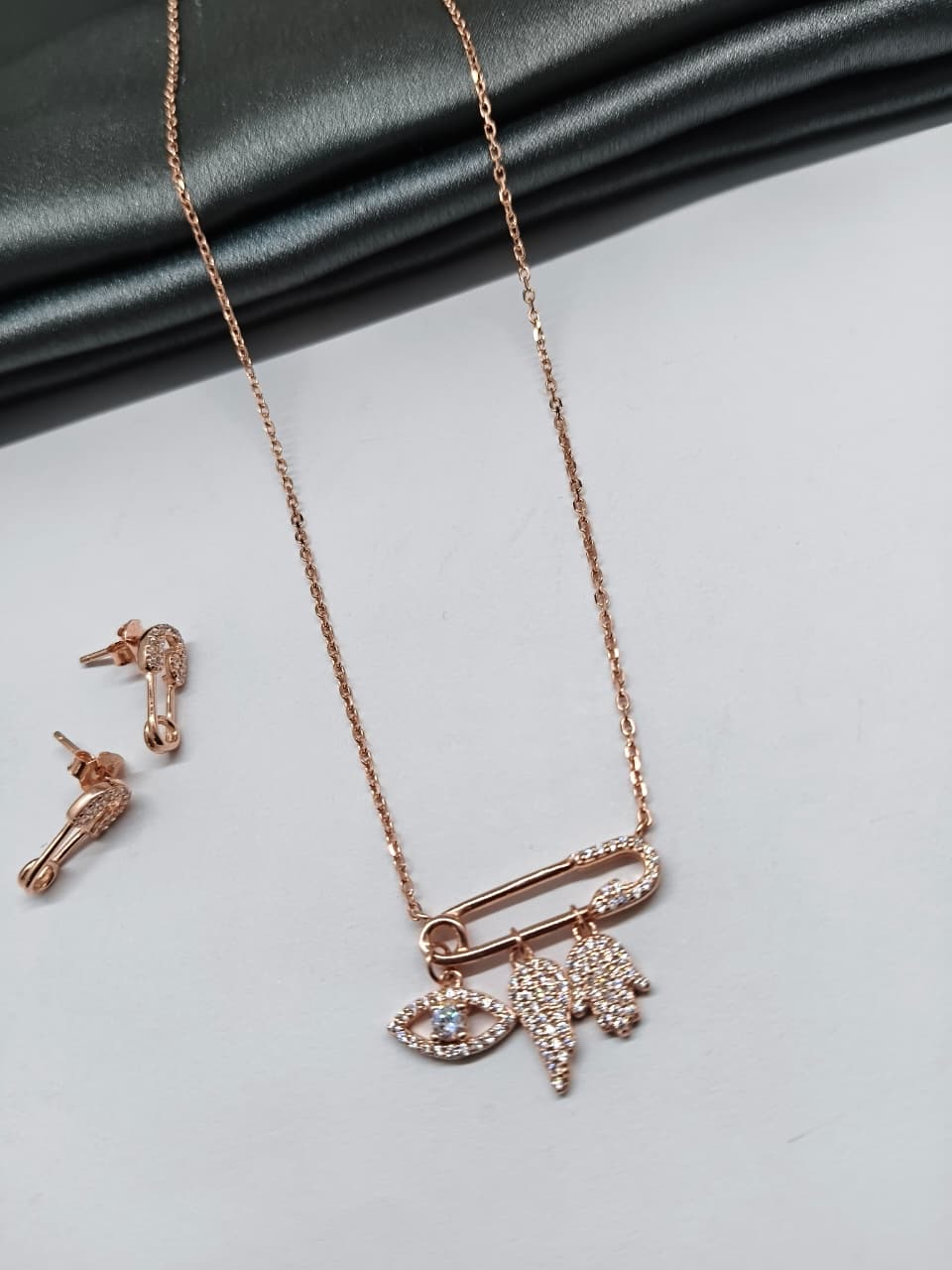 925 Silver Rose Gold Colour Pin With Charms Hanging Design White Stone Necklace Set