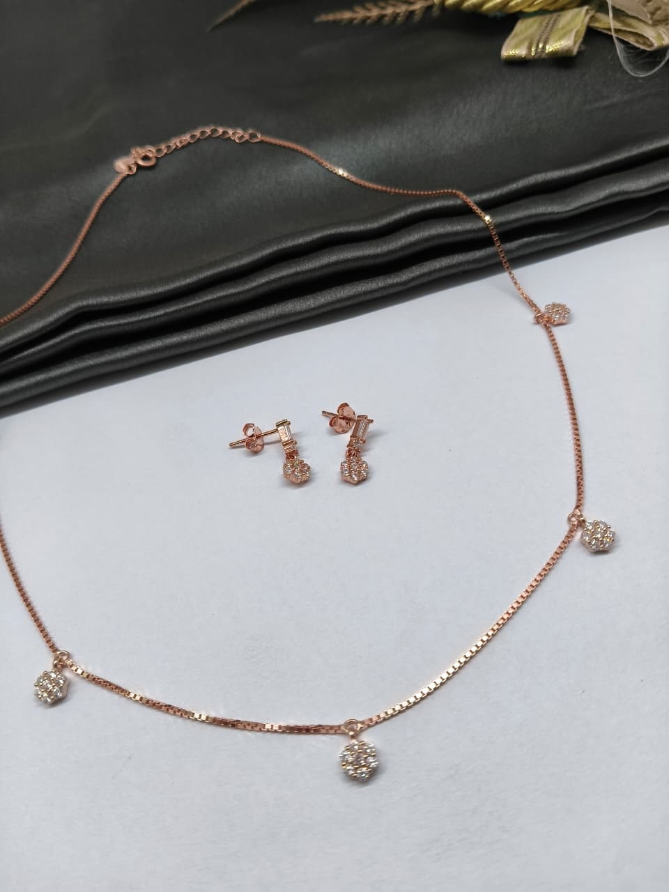 925 Silver Rose Gold Colour 7 Stone Round Hanging Design Stone Necklace Set