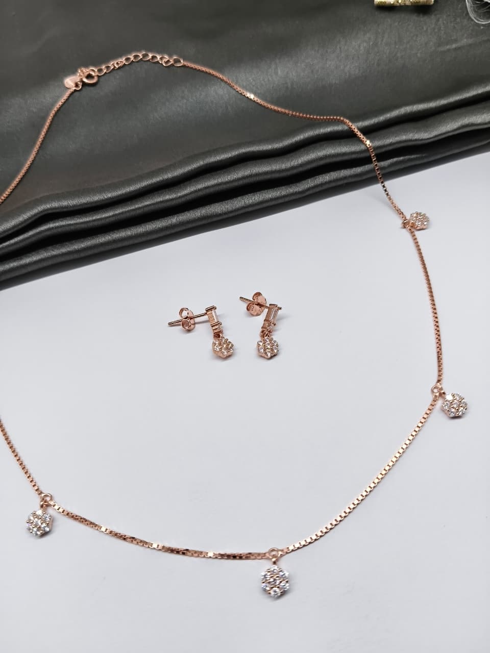 925 Silver Rose Gold Colour 7 Stone Round Hanging Design Stone Necklace Set