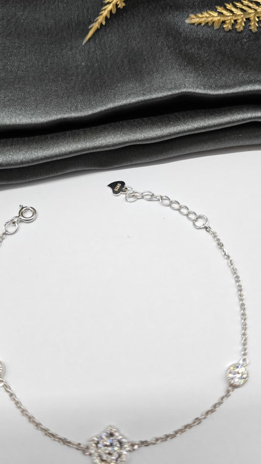 925 Silver In Regular Colour 2 White Stone Flower Design Bracelet