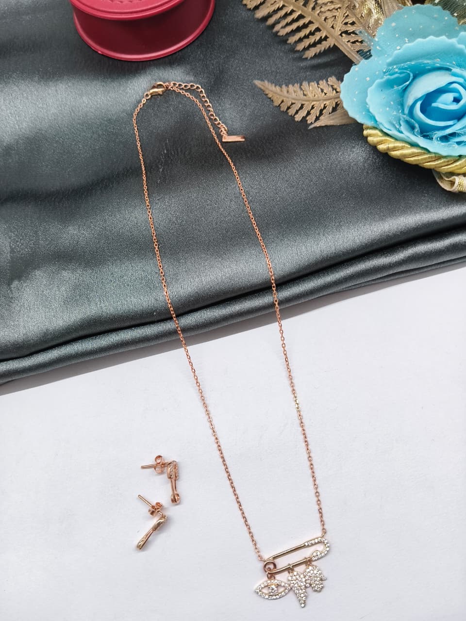 925 Silver Rose Gold Colour Pin With Charms Hanging Design White Stone Necklace Set
