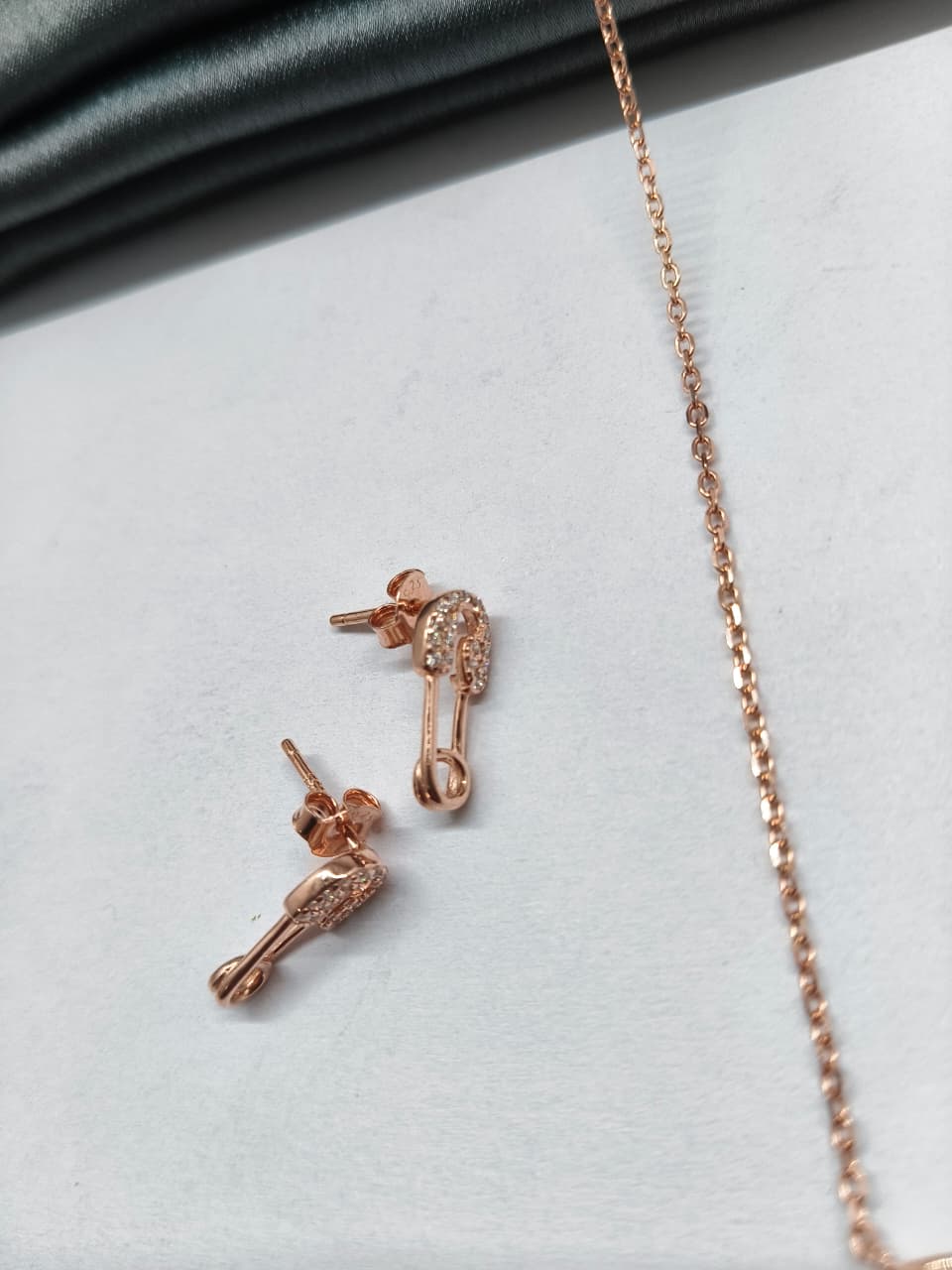 925 Silver Rose Gold Colour Pin With Charms Hanging Design White Stone Necklace Set