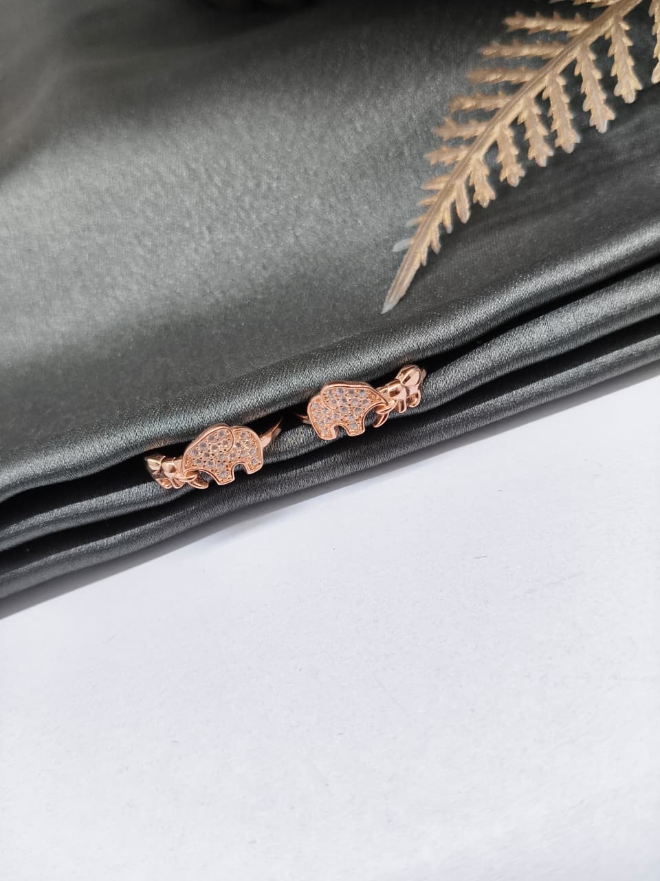 925 Silver Rose Gold Colour Elephant PAttern With White Stone Design Toe Rings