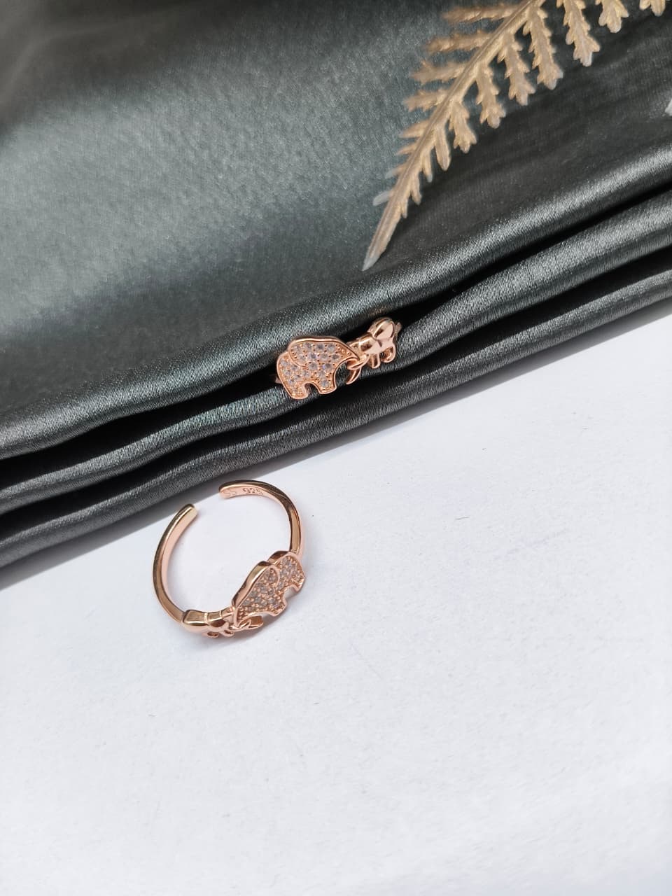 925 Silver Rose Gold Colour Elephant PAttern With White Stone Design Toe Rings
