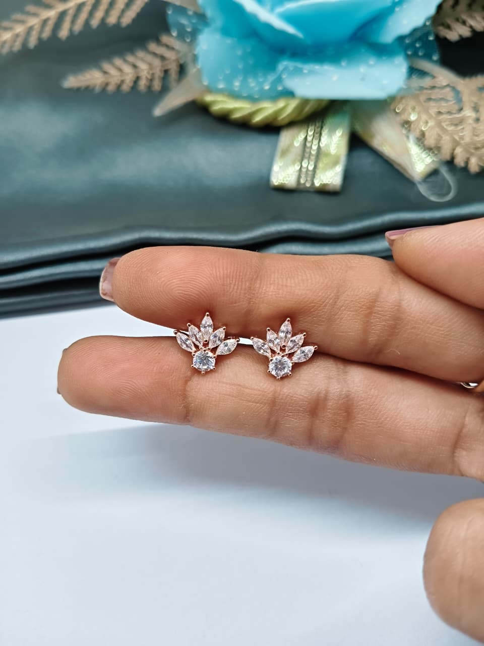 925 Silver Rose Gold 1 Round +5 White Stone Earrings