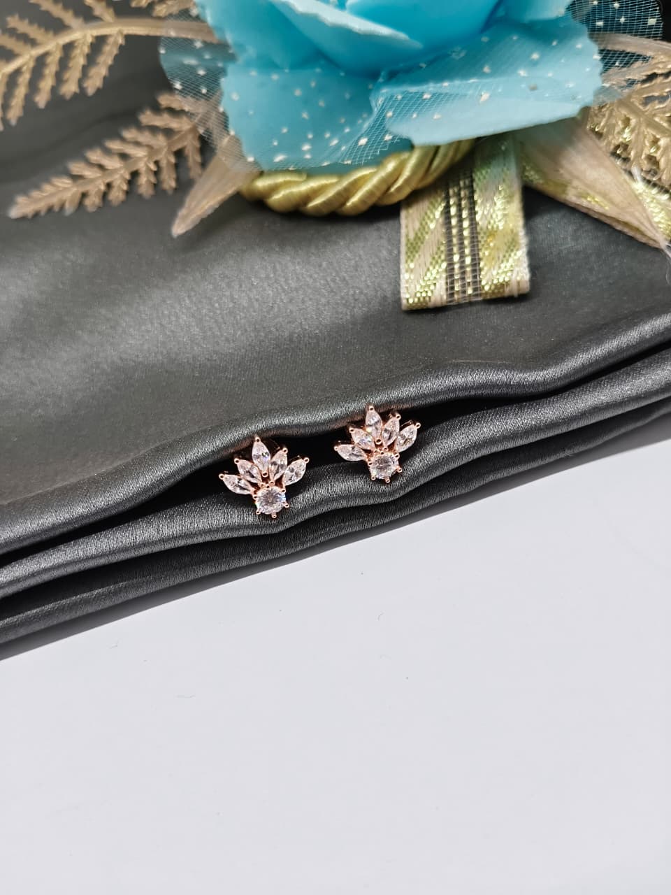 925 Silver Rose Gold 1 Round +5 White Stone Earrings