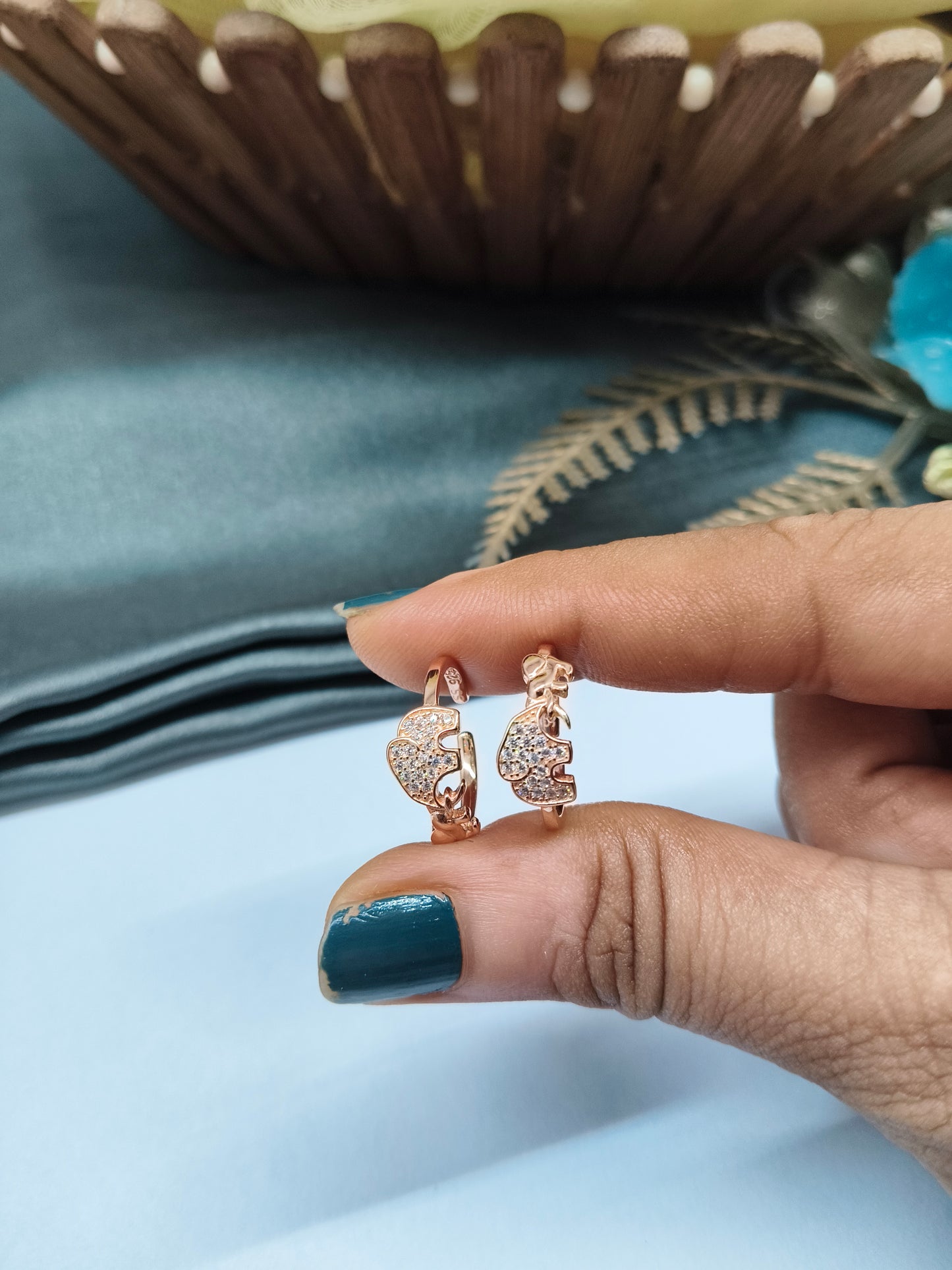 925 Silver Rose Gold Colour Elephant PAttern With White Stone Design Toe Rings